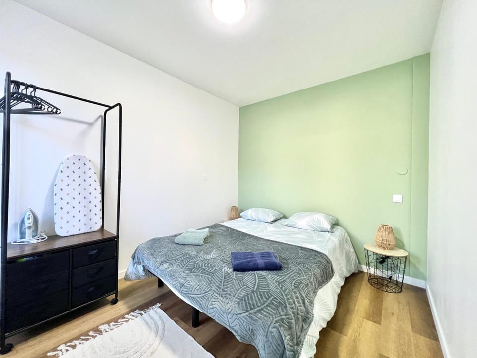 Bed, Photo of the whole room, Bedroom, towels