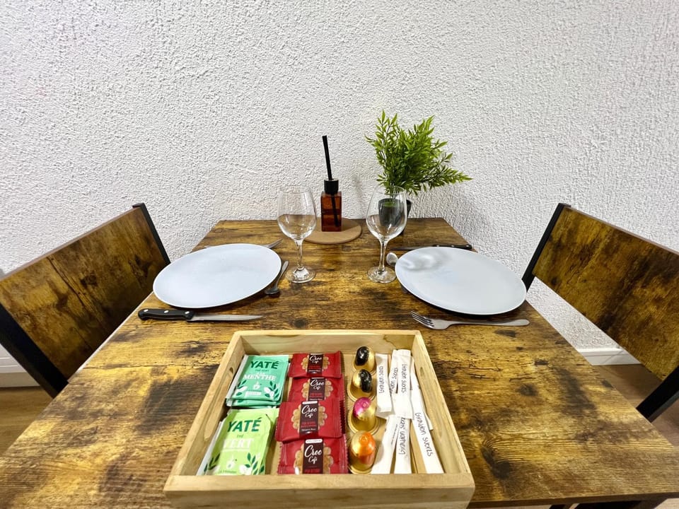 Food and drinks, Dining area, Food