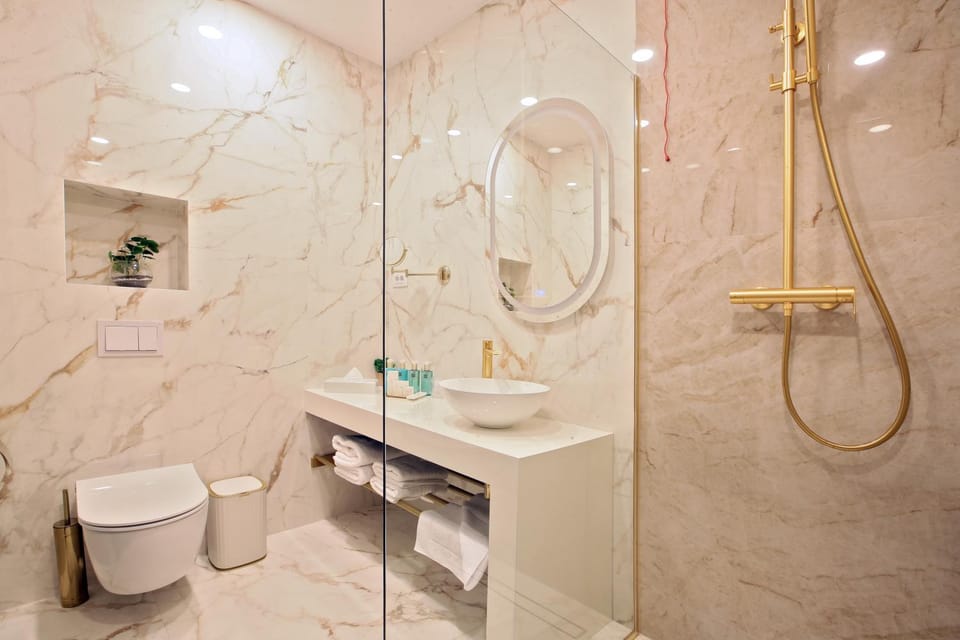Shower, Toilet, Bathroom, towels