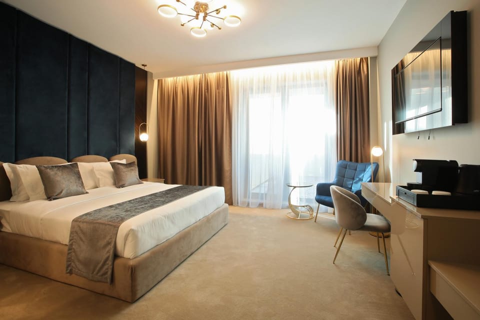 Bed, TV and multimedia, Living room, Photo of the whole room, Seating area, Bedroom, hair dresser