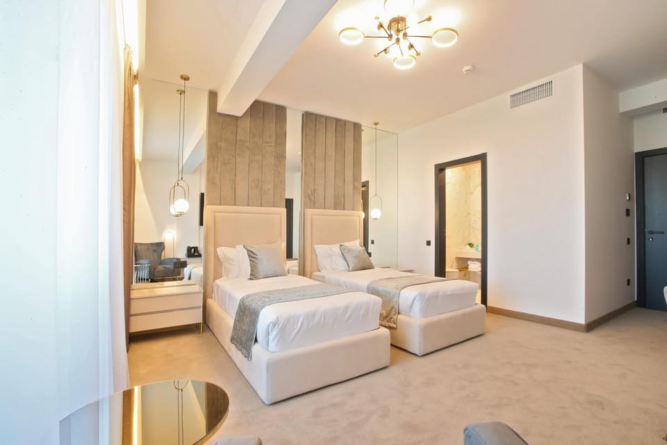 Bed, Photo of the whole room, Bedroom, Breakfast, fireplace, air conditioner
