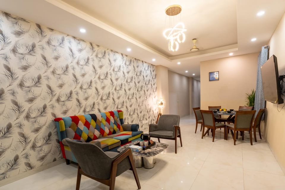 TV and multimedia, Coffee/tea facilities, Living room, Seating area, Dining area, Food, furniture