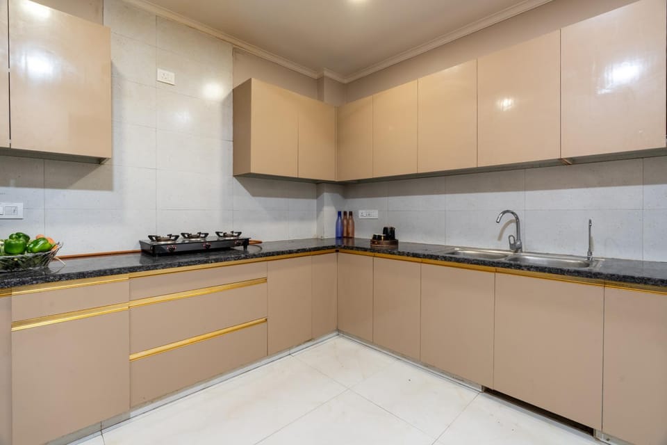 Coffee/tea facilities, Kitchen or kitchenette, Food and drinks, furniture, stove, wardrobe
