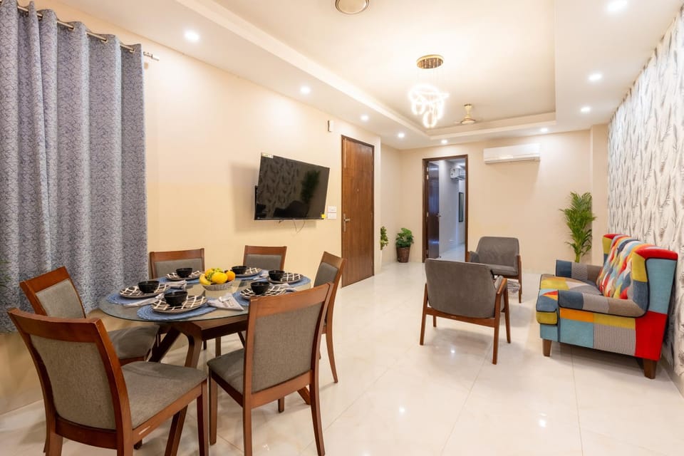 Communal lounge/ TV room, TV and multimedia, Living room, Seating area, Dining area, Food, furniture, air conditioner