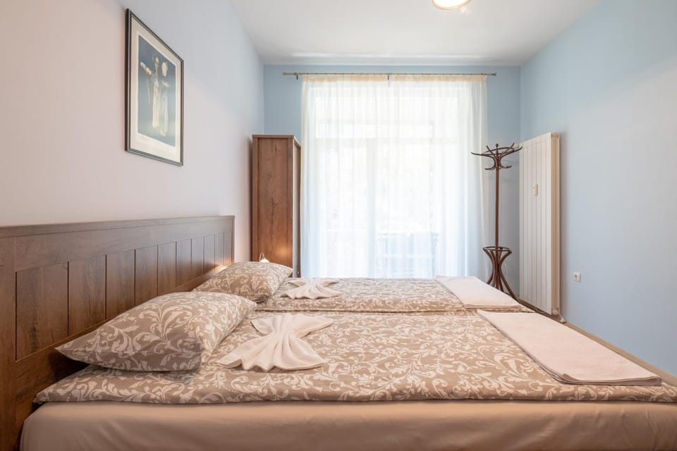 Bed, Bedroom, towels