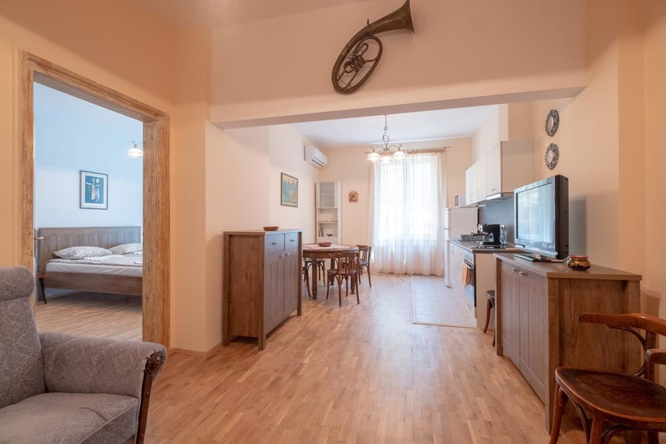 TV and multimedia, Kitchen or kitchenette, Living room, Seating area, Dining area, Bedroom, hair dresser