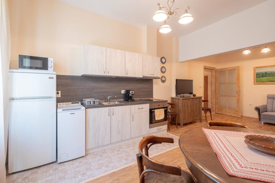 Kitchen or kitchenette, Seating area, dishwasher, minibar