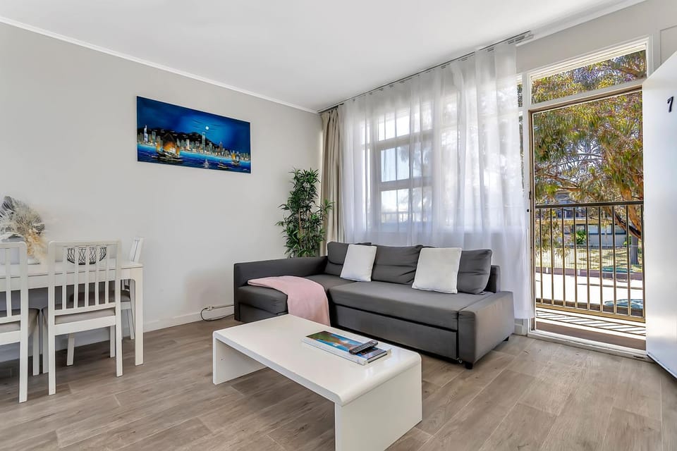 Walk to Beach And Cafes Near City And Airport Apartment in Adelaide