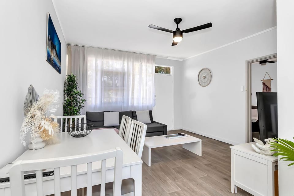 Walk to Beach And Cafes Near City And Airport Apartment in Adelaide