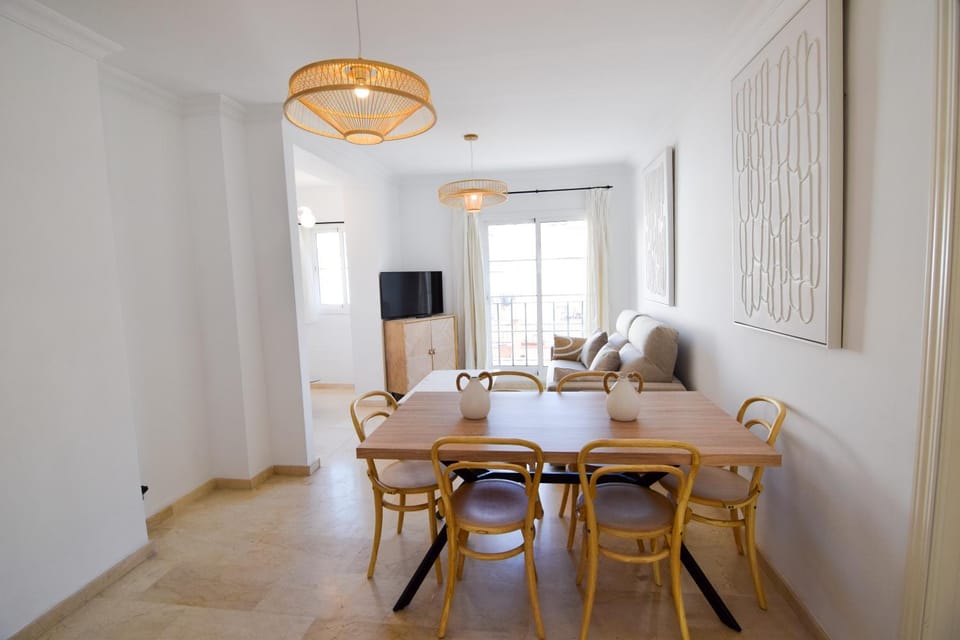 TV and multimedia, Living room, Seating area, Dining area