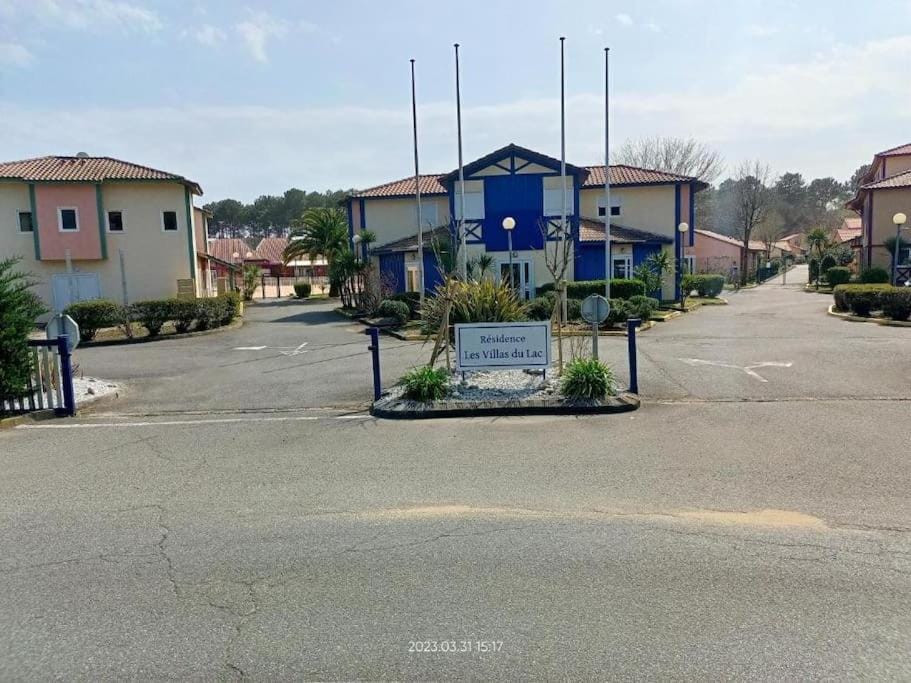 Property building, Neighbourhood, Street view, Location, Parking
