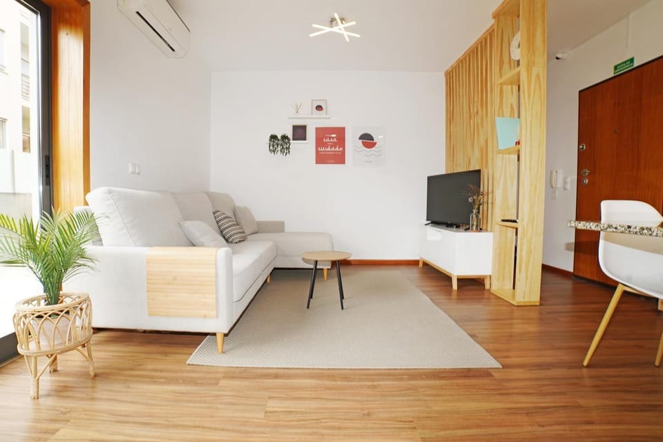 Communal lounge/ TV room, TV and multimedia, Living room, Seating area, air conditioner