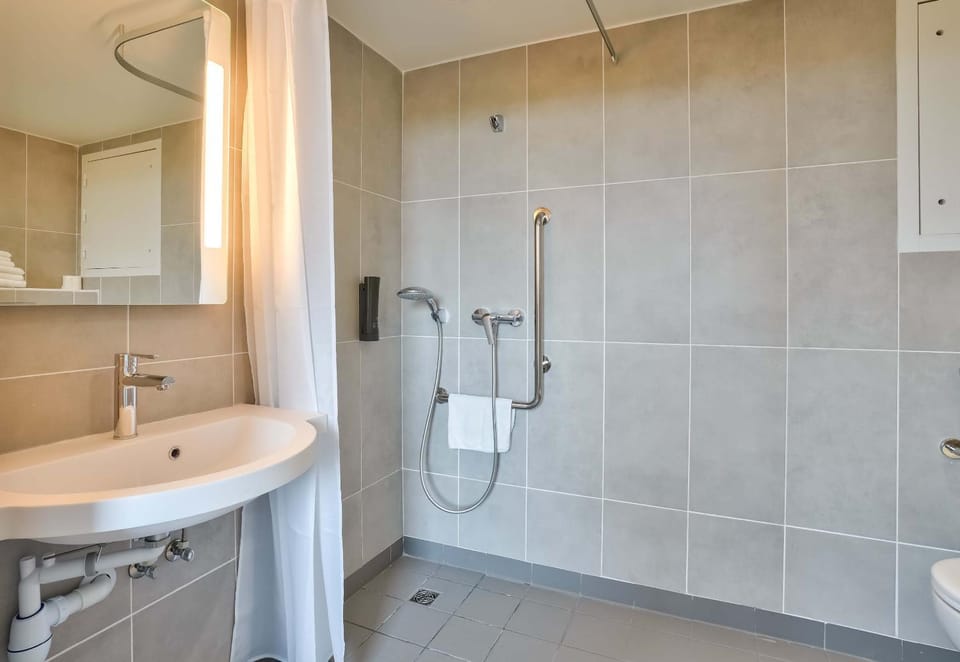 Shower, Bathroom, towels, acessibility