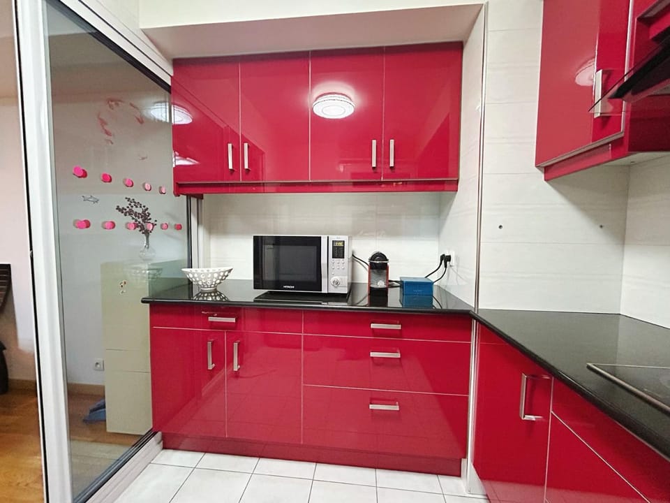 Kitchen or kitchenette, minibar