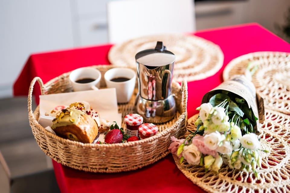 Food and drinks, Continental breakfast, Lunch