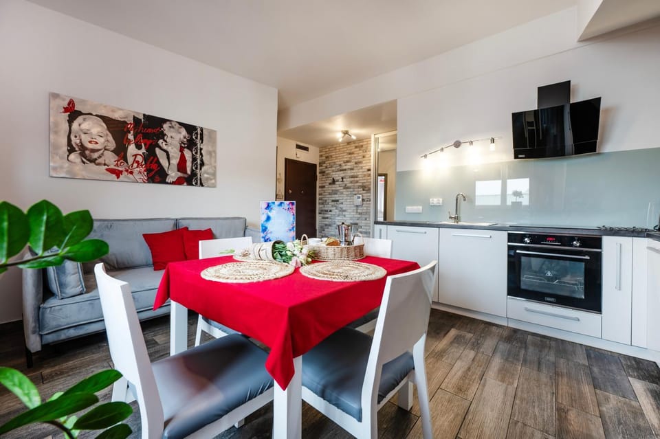 Kitchen or kitchenette, Seating area, stove