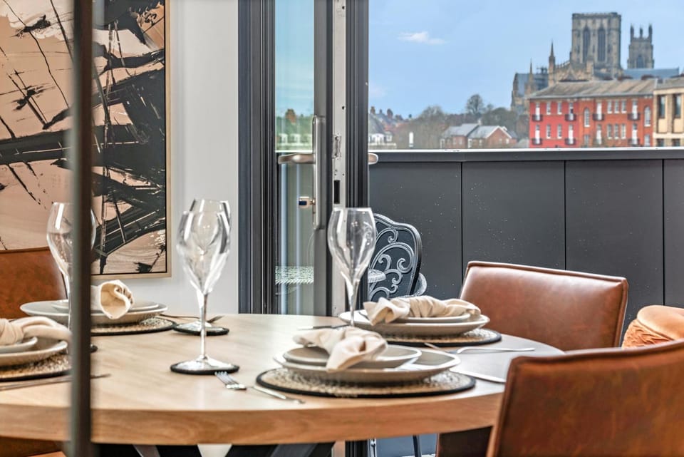 Dining area, Landmark view