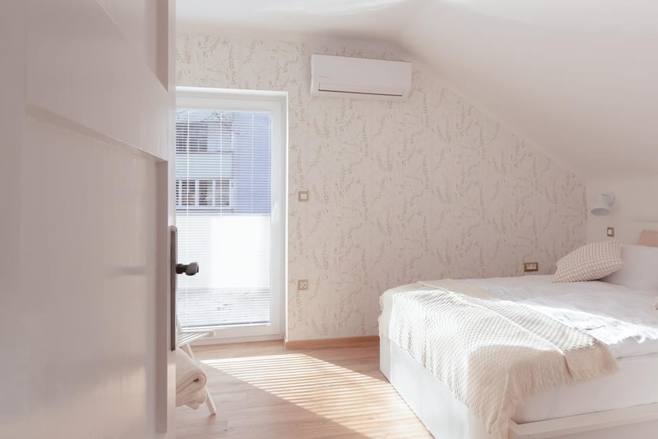 Bed, Bedroom, internet, air conditioner