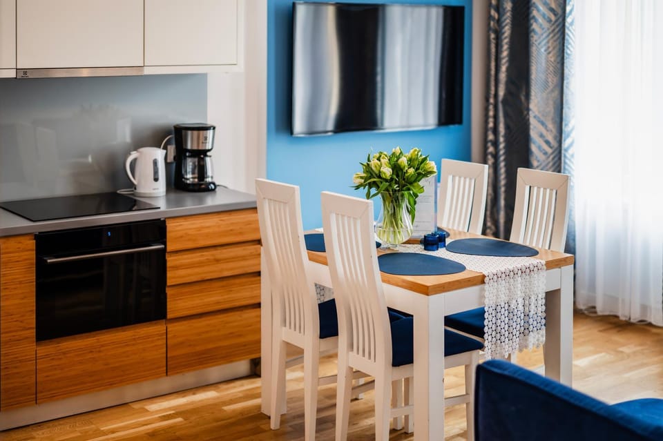Kitchen or kitchenette, Living room, Seating area, stove
