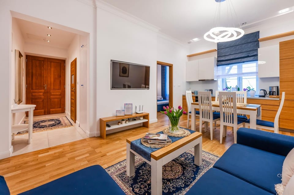TV and multimedia, Kitchen or kitchenette, Living room, Seating area, Dining area