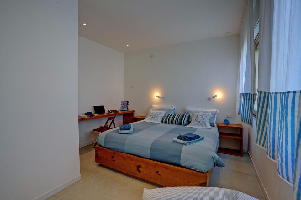 Seating area, Bedroom, internet