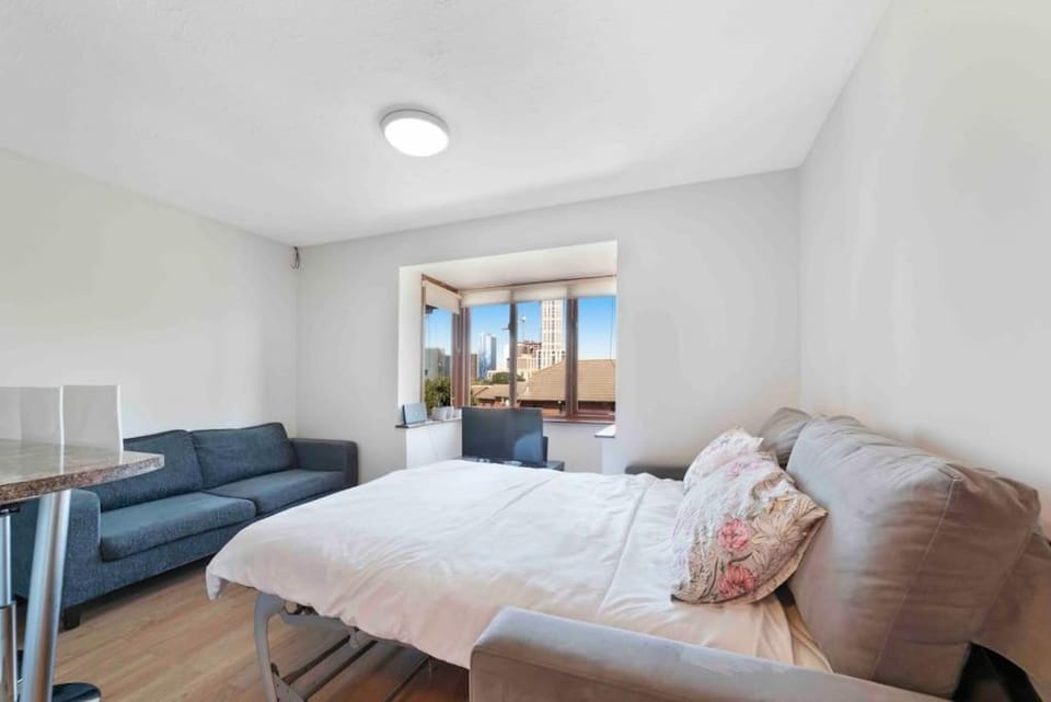 Cotton Avenue Flat Second Floor Sleeps 4 Apartment in London Borough of Ealing