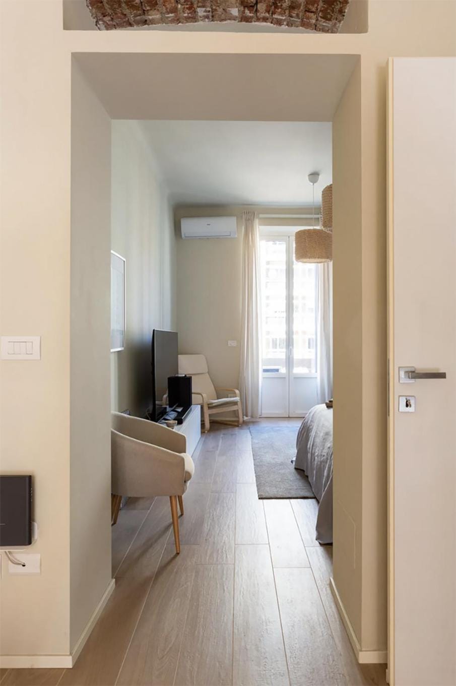 Bed, TV and multimedia, Living room, Photo of the whole room, Seating area, Bedroom