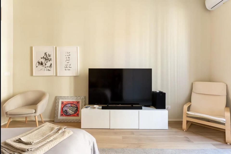 Bed, TV and multimedia, Living room, Photo of the whole room, Seating area, Bedroom, air conditioner