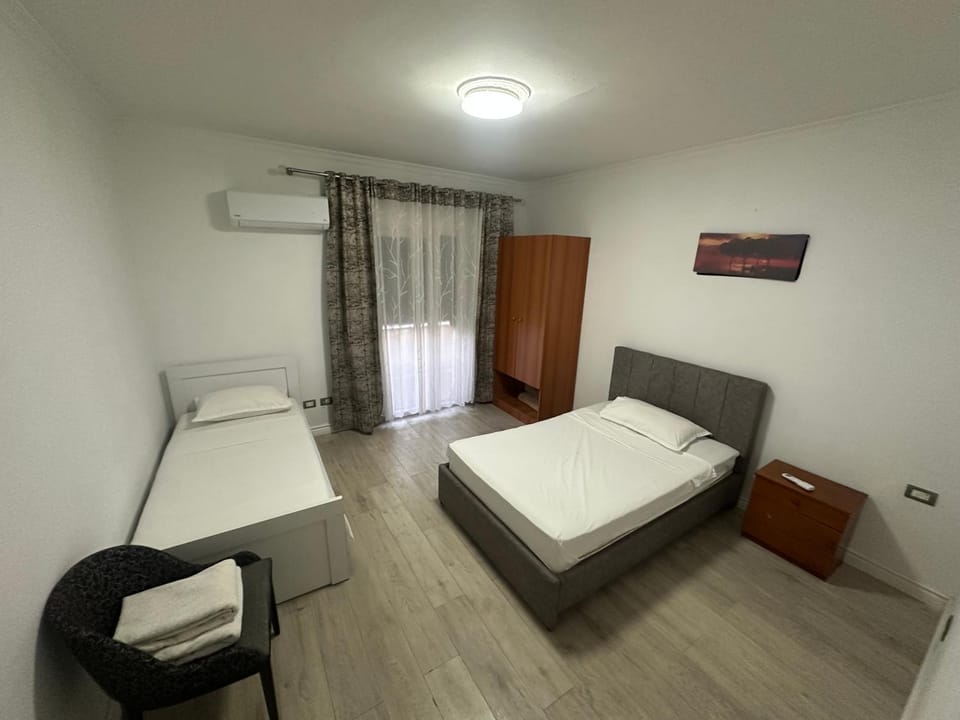 HENRI'S APARTAMENT Bed and Breakfast in Tirana County, Albania