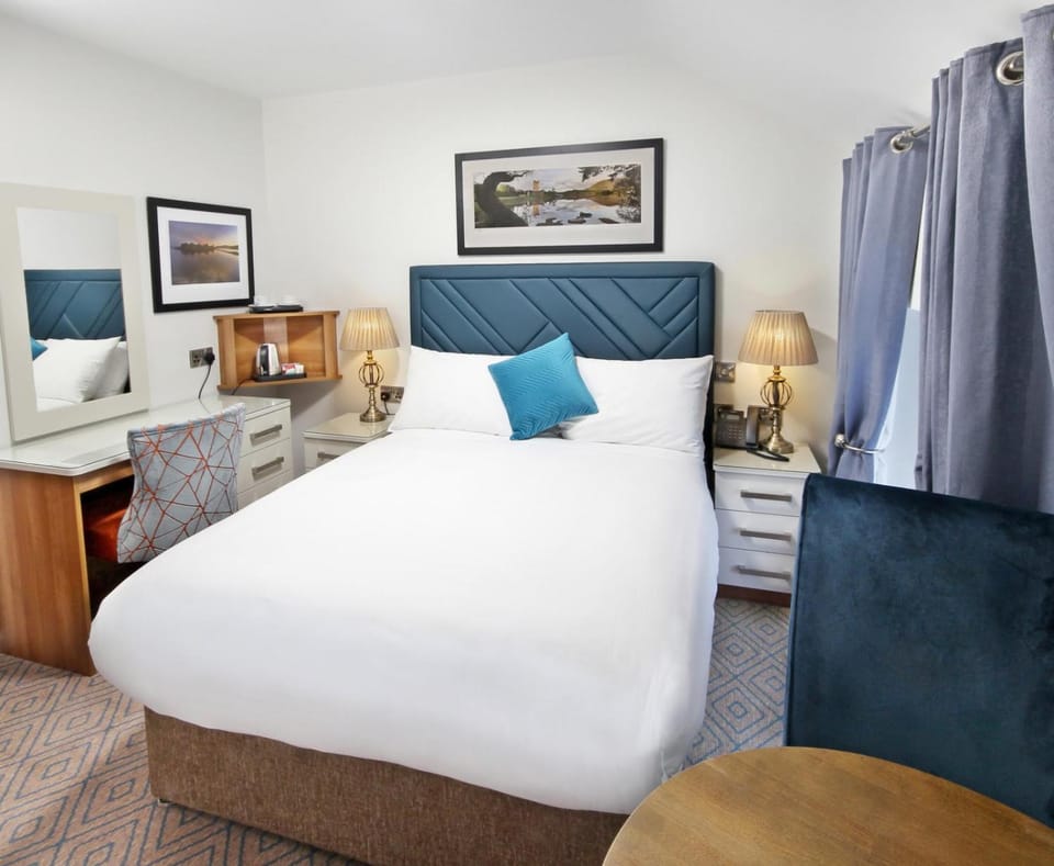 Bed, Photo of the whole room, Seating area, Bedroom, hair dresser