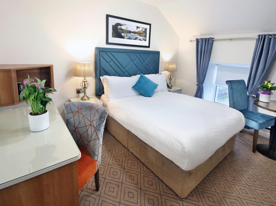 Bed, Photo of the whole room, Seating area, Bedroom