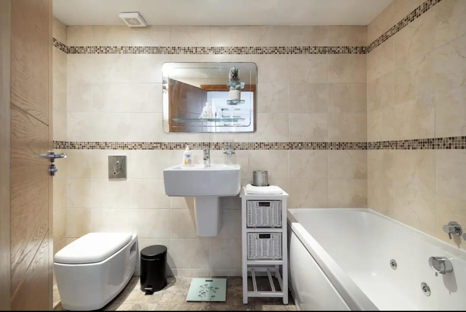 Premium 2-Bedroom Spacious Apartment - Bayswater - Sleeps 5 - Ground Floor Apartment in City of Westminster