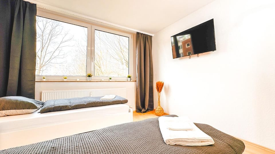 Patio, Communal lounge/ TV room, Bed, TV and multimedia, Photo of the whole room, Evening entertainment, Bedroom, furniture, hair dresser, locker, locker, storage, towels