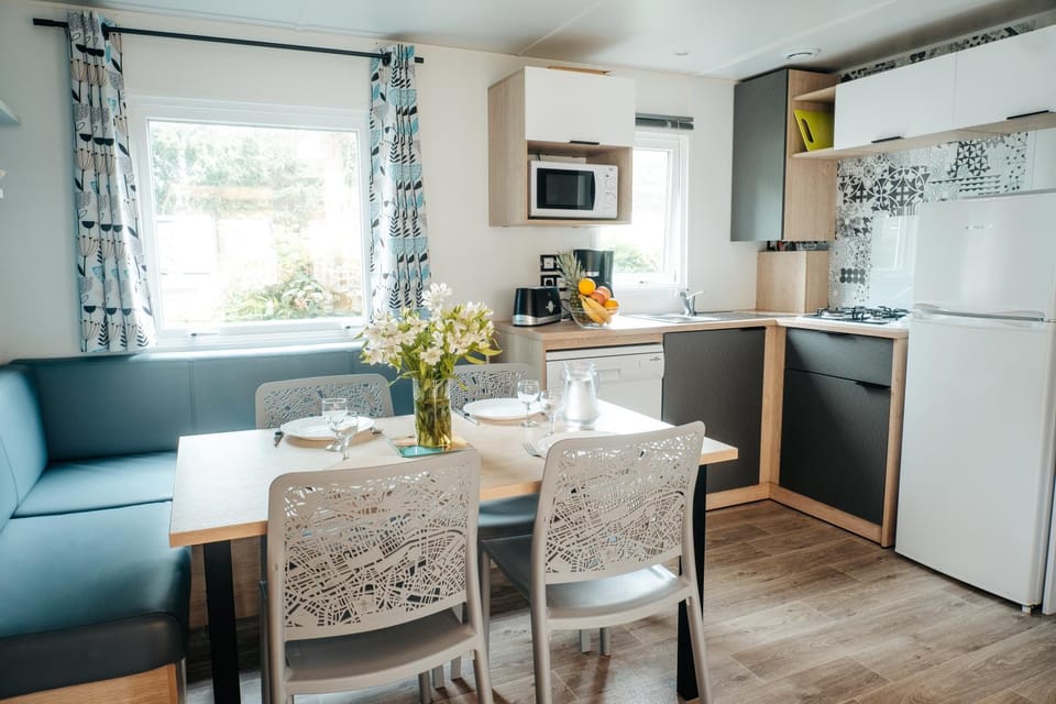 Kitchen or kitchenette, Living room, Dining area, minibar