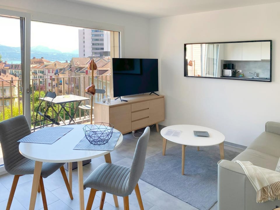 Seating area, Dining area, City view