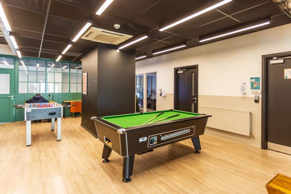 Billiard, Game Room