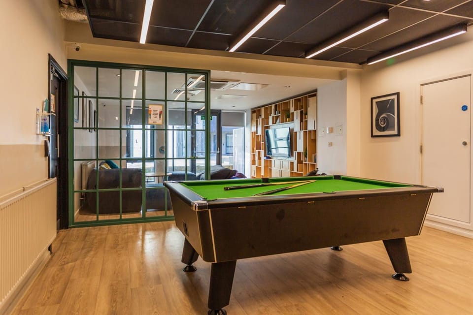 Billiard, Game Room