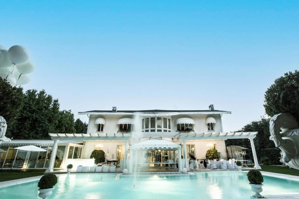 Property building, Day, Pool view, Swimming pool
