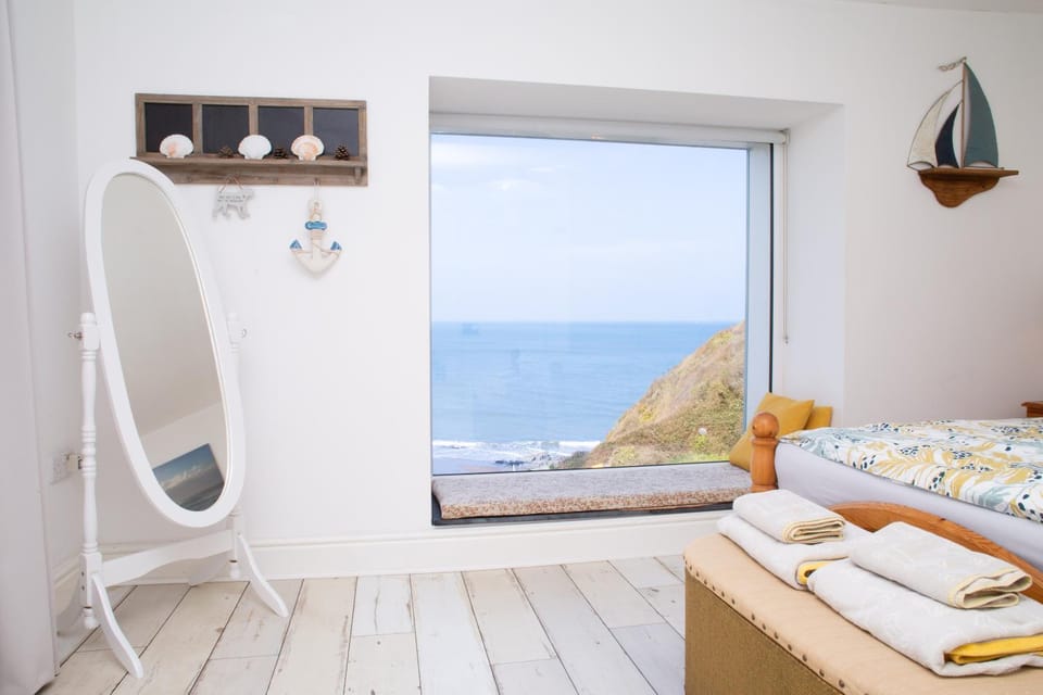 Bed, Bedroom, Sea view, towels