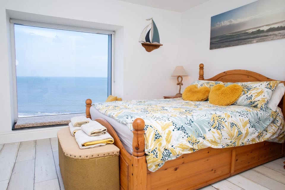 Bed, Bedroom, Sea view, towels