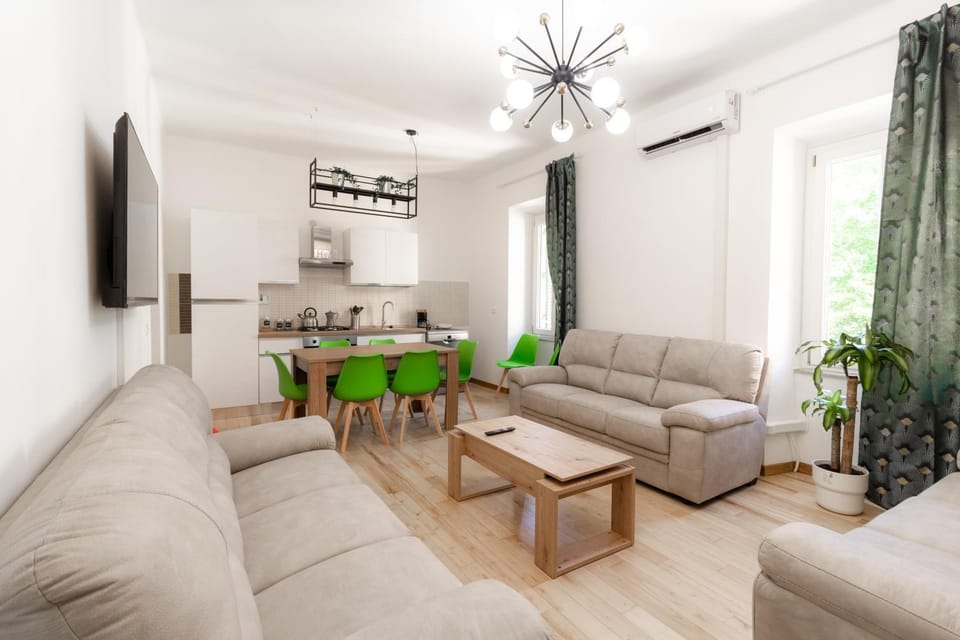 Kitchen or kitchenette, Living room