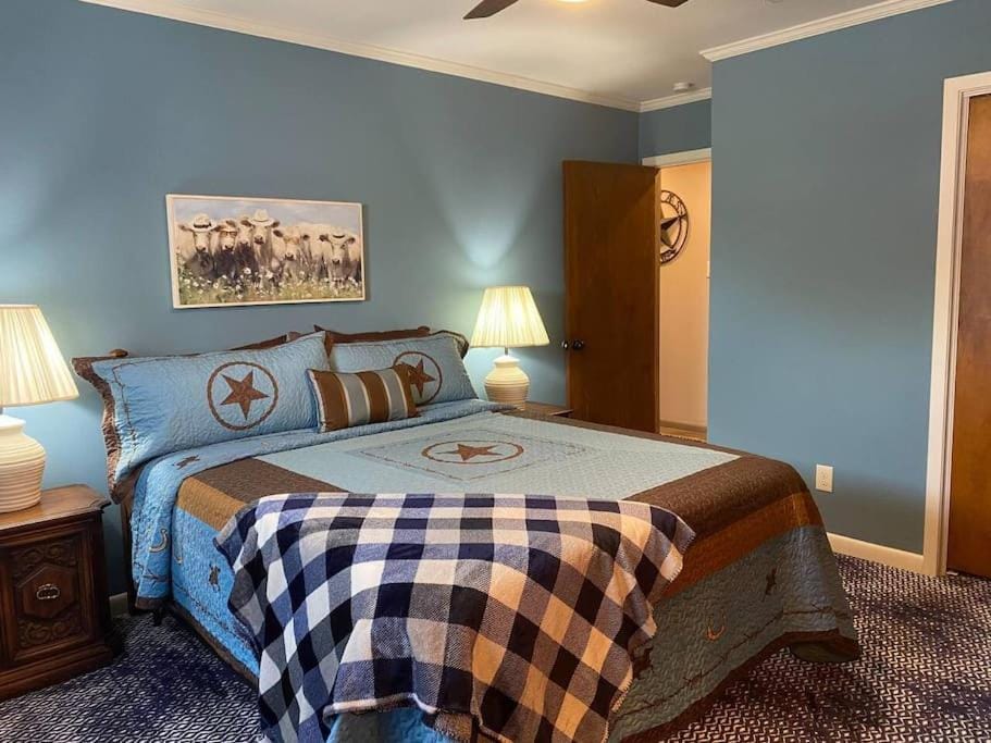 StockYards! Walk 3 Blocks-Ranch House sleeps 8 House in Fort Worth