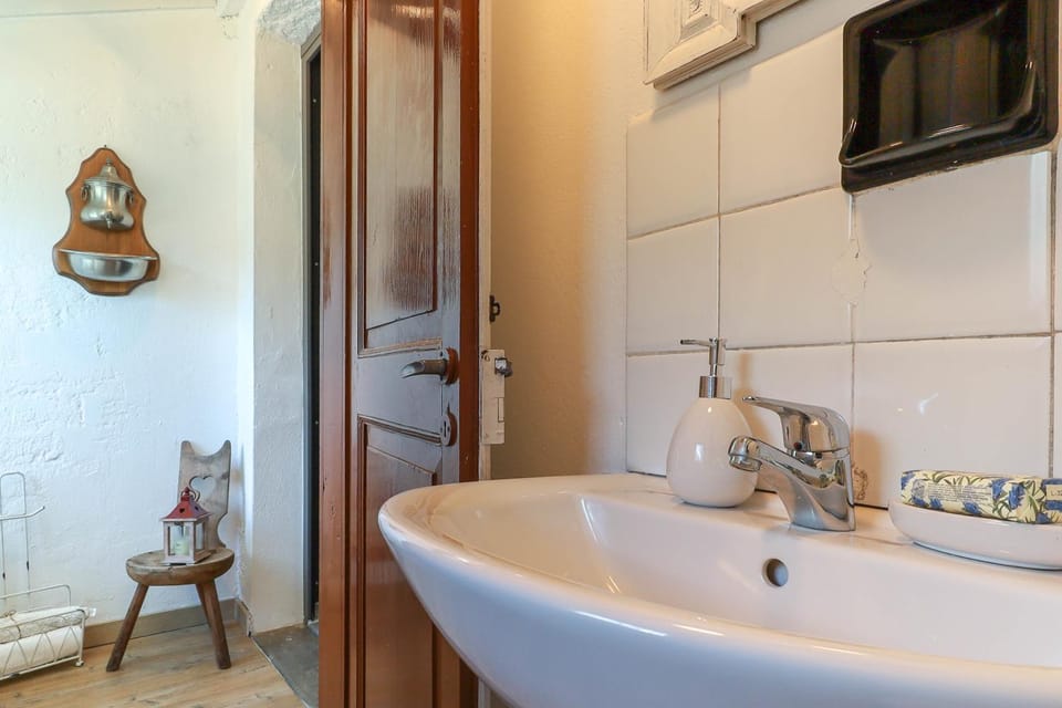 Bathroom, Decorative detail, Bath, towels
