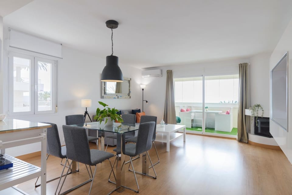 TV and multimedia, Living room, Seating area, Dining area