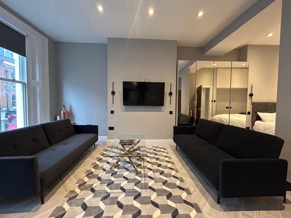 Communal lounge/ TV room, TV and multimedia, Living room, Seating area, Evening entertainment