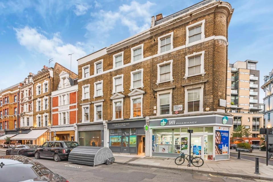 Property building, Day, Neighbourhood, City view, Street view, Location, Parking