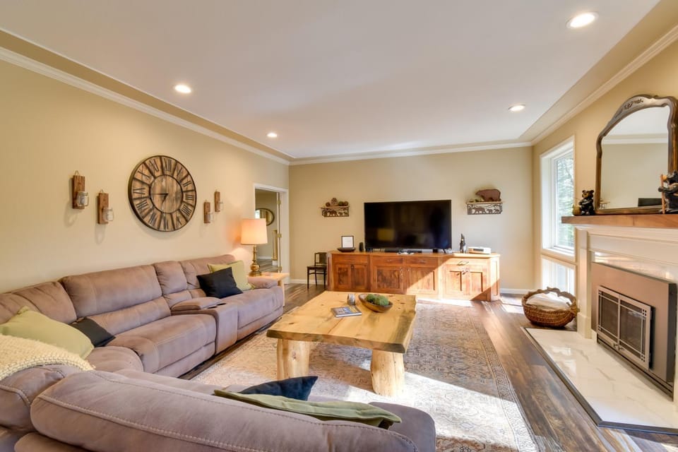 Gas Grill + Pool Table: Cabin Near Calaveras Park! Cabin in Arnold
