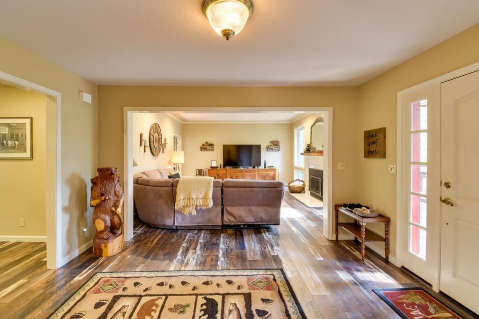 Gas Grill + Pool Table: Cabin Near Calaveras Park! Cabin in Arnold