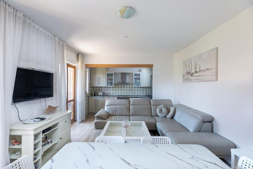 Photo of the whole room, Dining area