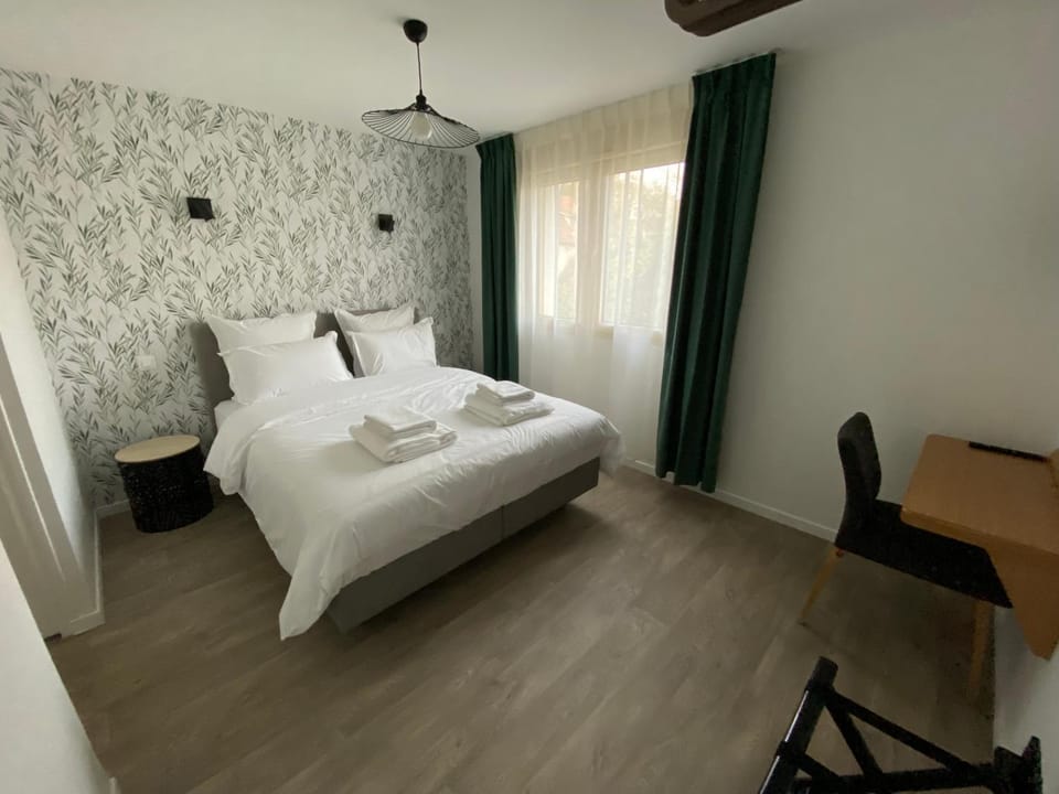 Bed, TV and multimedia, Photo of the whole room, Seating area, Bedroom, hair dresser